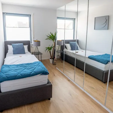 Casa 8070 Exklusive Maisonette-wohnung 91qm 4 Ideal Fuer Gruppen Familien Geschaeftsreisende Fuer 1-9 Personen Inklusive Wlan Netflix Waiputv Kaffee Tee & Kostenloser Parkplatz Am Haus