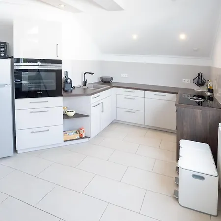 Casa 8070 Exklusive Maisonette-wohnung 91 Qm Fuer Familien, Gruppen, Geschaeftsreisende, Inklusive Parkplatz, Wlan, Kaffee Und Tee, Voll Ausgestattet Fuer 1 Bis 9 Gaeste, Zentrumsnah, Autobahn A9 Ingolstadt-sued, Donau, Auwaldsee Und Gewerbegebiet דירה אינגולשטאט